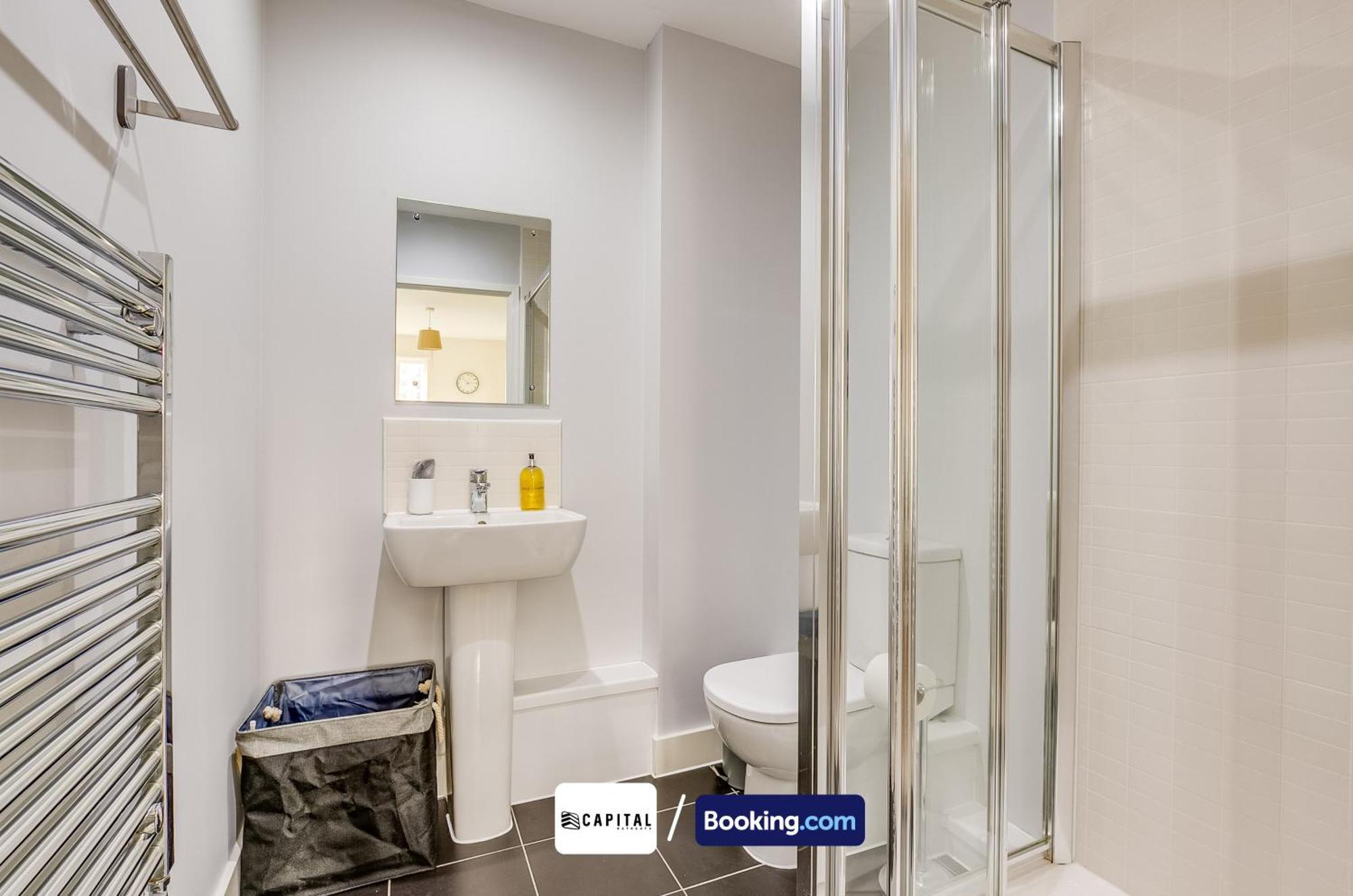 Last-minute Secure L Sleeps Up To 8 L 2 Bedroom By Capital Retreats Short Lets & Serviced London With Balcony, Free Wifi Апартаменты *