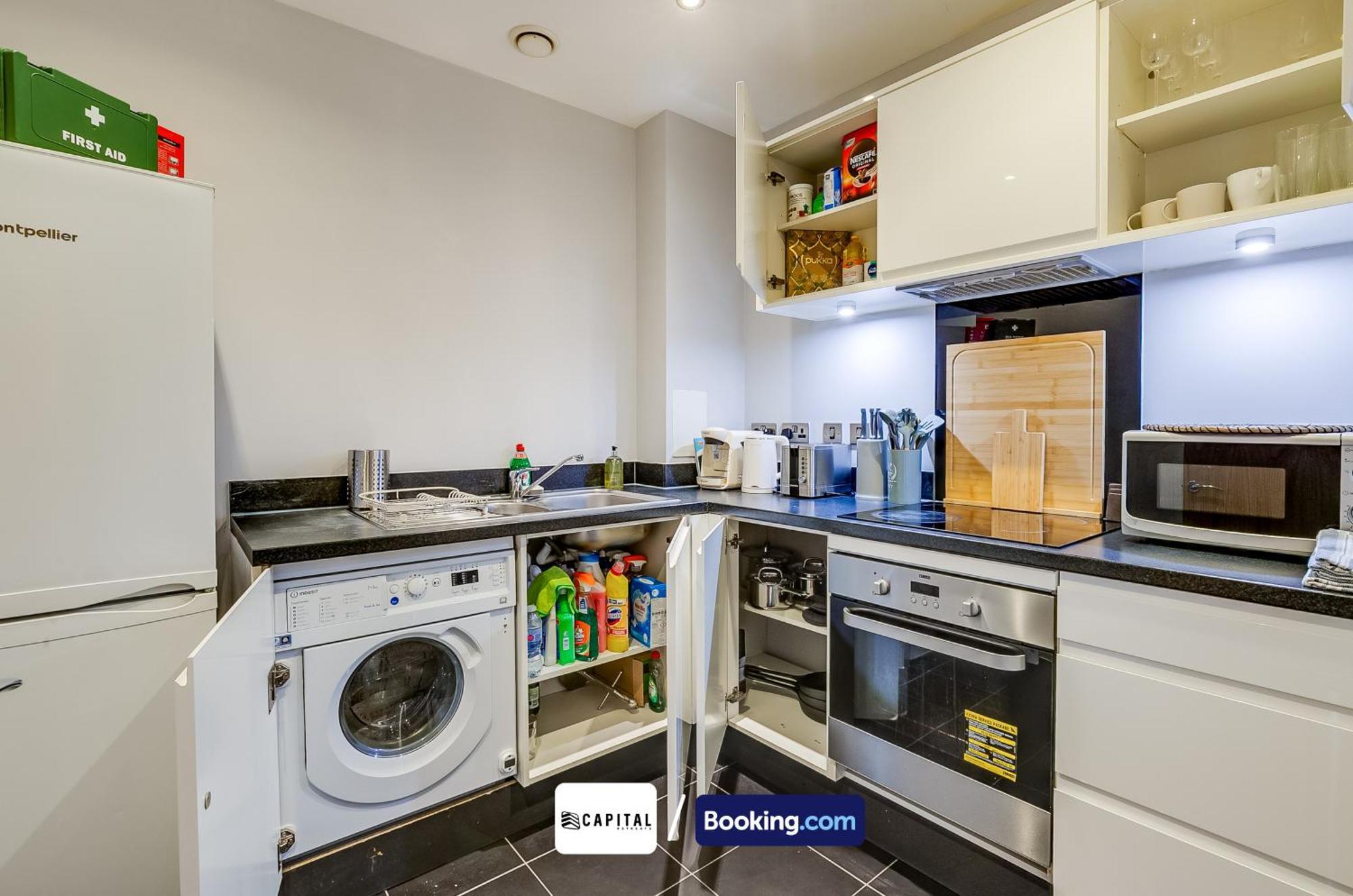 Last-minute Secure L Sleeps Up To 8 L 2 Bedroom By Capital Retreats Short Lets & Serviced London With Balcony, Free Wifi